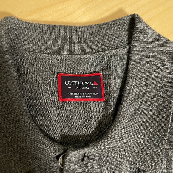 Untuckit. Fine knit merino button collar sweater - Picture 3 of 5